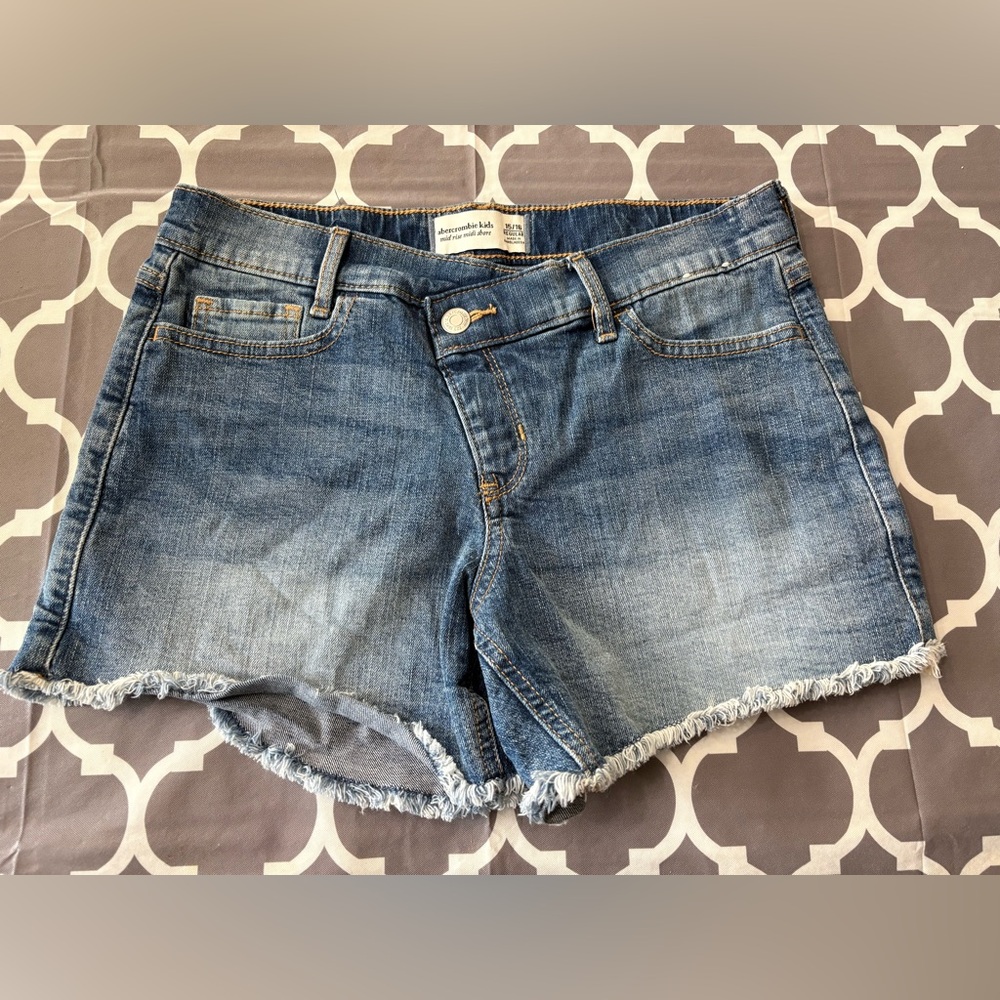 Abercrombie & Fitch Mid Rise Midi Denim
frayed Crossover Button Up Jean Shorts